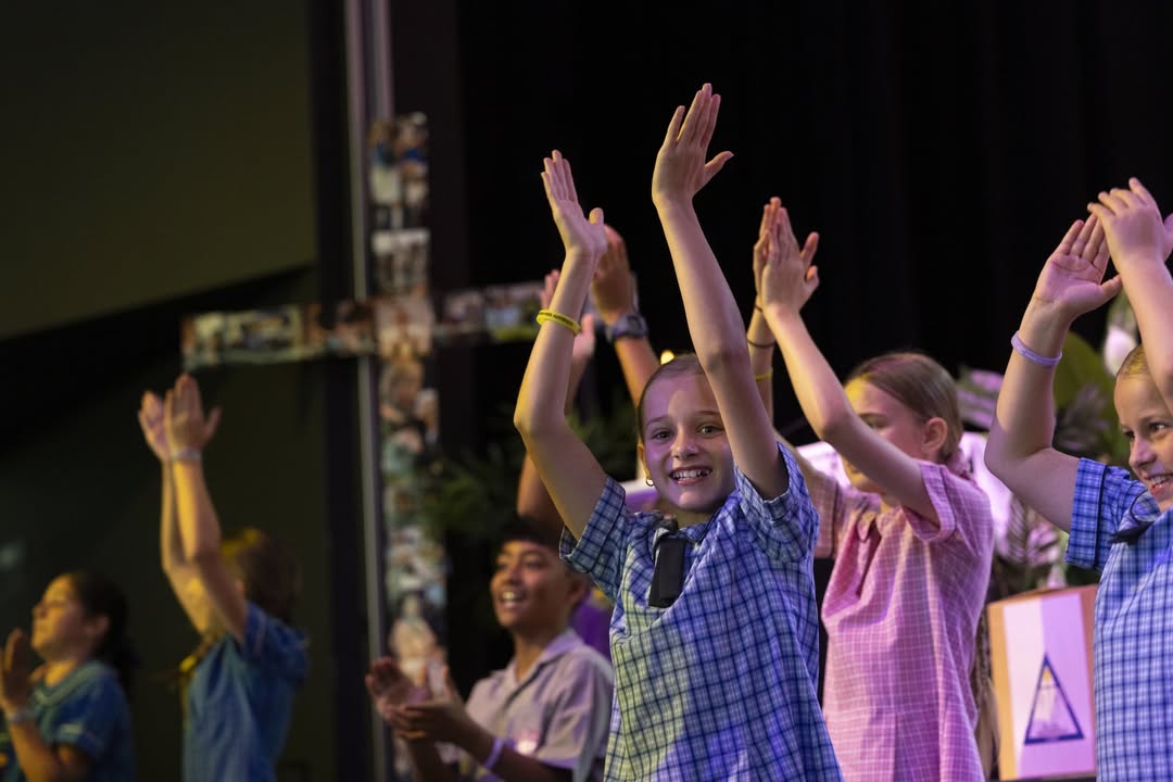 988068295934501_1734290404645616-1